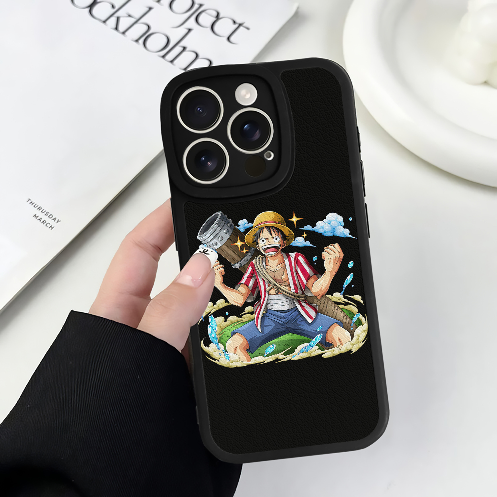 （画像用） ワンピース モンキー・D・ルフィ ONE PIECE Monkey D. Luffy 【iPhone 16シリーズ対応】シリコンスマホケース（レザー調） 材質：シリコン